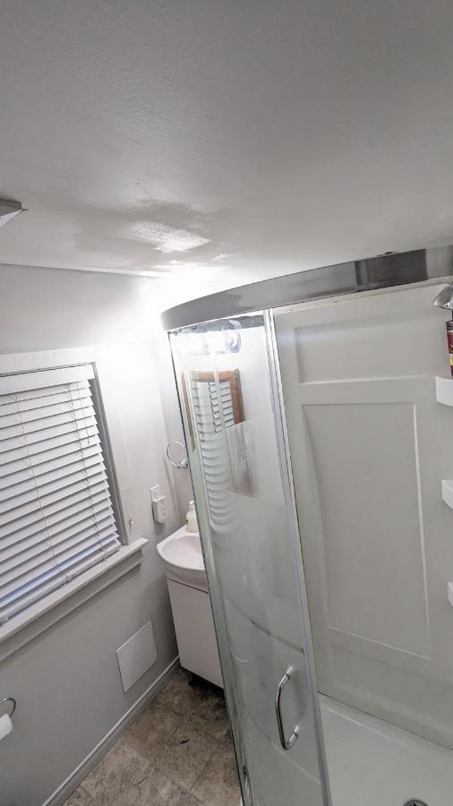 Cozy Downtown One Bedroom Free Parking كينفستون المظهر الخارجي الصورة