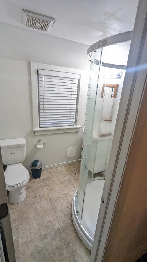 Cozy Downtown One Bedroom Free Parking كينفستون المظهر الخارجي الصورة